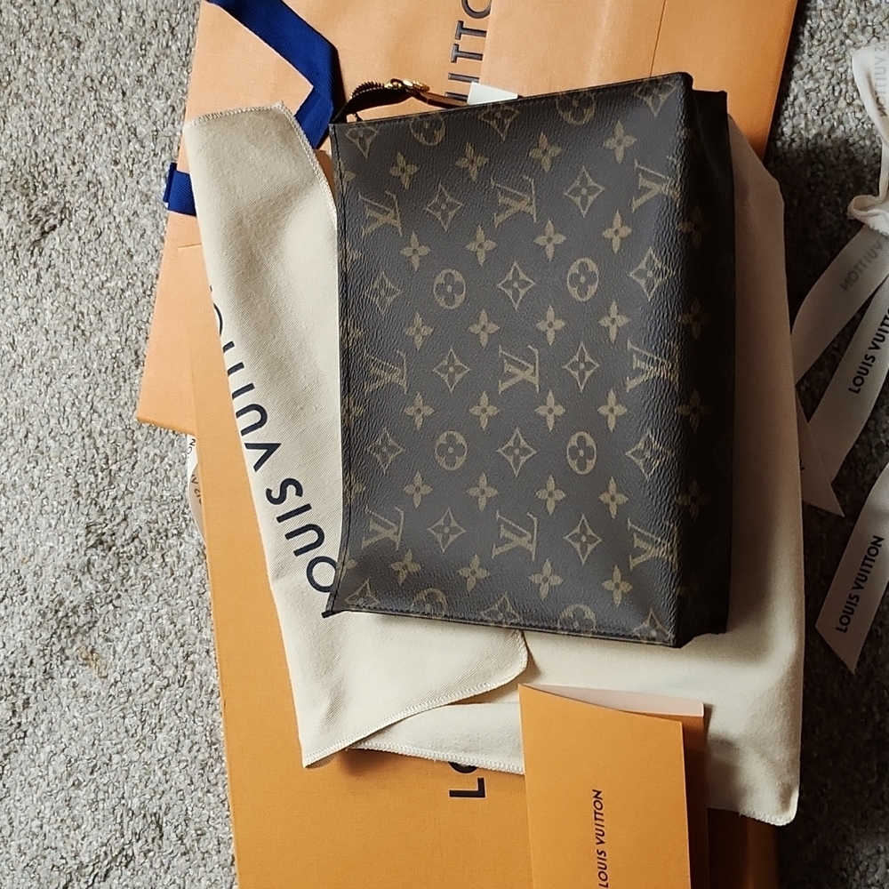 [SOLD] NWB Authentic Louis Vuitton Toiletry Pouch Monogram 26 Brown Clutch